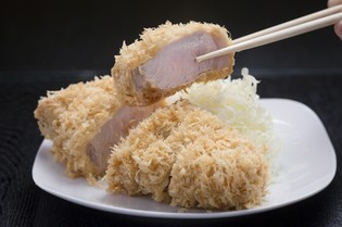 常識破りの低温揚げで、じっくりと熱を通す『ロースかつ』