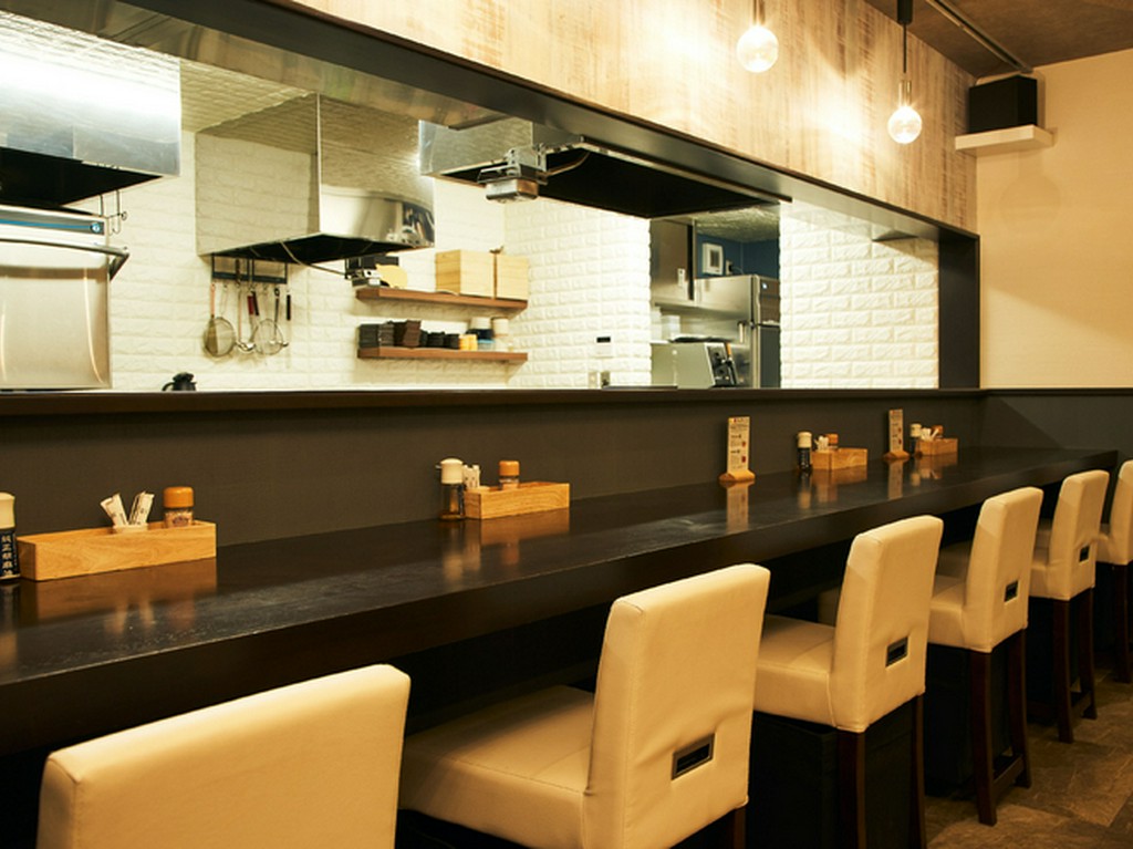 開放感ある明るい雰囲気のとんかつ店