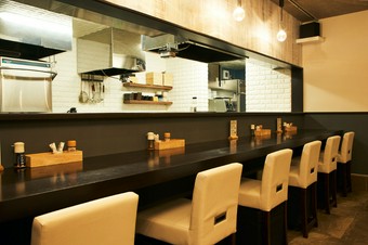 開放感ある明るい雰囲気のとんかつ店
