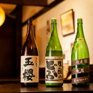 とんかつを愛する店主のもうひとつのこだわりが日本酒。食中酒として味わってもとんかつに負けることがない、常時10種ほどが揃います。『竹鶴』『玉櫻』『睡龍』などの燗にして旨さが引き立つ酒は定番です。