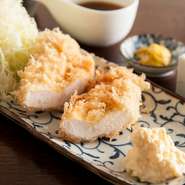 とんかつなどの揚げ物の味を支える名脇役といえばソース。ここでは、トマトや野菜、ワインなどを煮詰め、仕上げに酢を加えてつくる自家製のソースが料理とともに登場。濃厚ながらさっぱりとした辛口の味です。