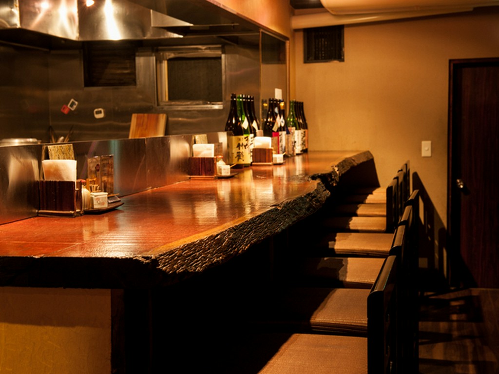 気軽に楽しめ、とんかつへの期待が高まるカウンター