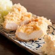 ＜オススメ＞
低温でじっくりと火をいれるため、鶏のササミも驚くほど柔らかでジューシー。定食にして味わっても、酒の肴として合わせても美味。自家製のタルタルソースでどうぞ。