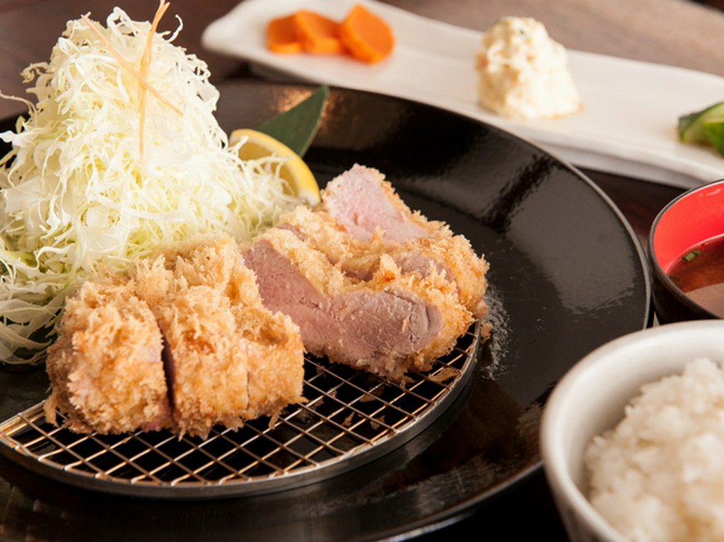 南の島豚のなかでも貴重な部位を使った『南の島豚特上ヒレかつ』（数量限定）