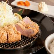 都内の飲食店を探しても他では味わえないであろう南の島豚のヒレ肉。そのなかでも一本の中心部から取れる上質な部分だけをとんかつにしました。ジューシーで柔らかな赤身の美味しさをストレートに楽しめます。