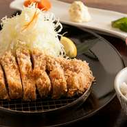 南の島豚という理想の食材をいかすべく、肉の下ごしらえ、衣の配合、油の種類や温度、揚げ方など、すべての工程の自らの経験、データを落とし込んだとんかつです。品のある肉と脂の旨み、甘みを楽しんでください。