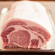 今までに数え切れないほどの豚肉を試してきたなかでも、断トツで美味しいのがこの宮崎県産南の島豚。脂の融点が低く、上品な甘みと芳醇な香りがあり、味わい深い。この肉なくして、自分のとんかつはありません。