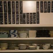 料理に使う器の多くは、創業者である祖母の時代から受け継がれるもの。陶器は京都の焼き物がメインで、塗り物は輪島塗が中心。口触りのいいほたる焼きのお猪口などは、今となっては手に入らないものだといいます。