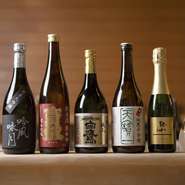 屋号の由来となった『白鷹』は、燗酒用に本醸造酒である『青松白鷹』を用意。純米大吟醸の『極上白鷹』もふくよかな旨みとキレの良さで料理を引き立てます。『寶剣』『賀茂鶴』といった広島の銘酒も揃っています。