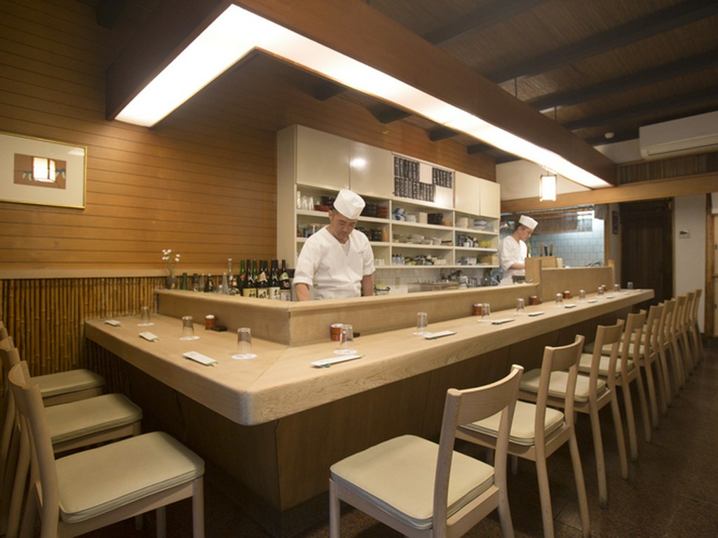 すべすべとした檜のカウンターは、毎日の手入れが美しさの秘密