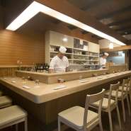 『白鷹』とともに店の顔となるのが一枚板の檜のカウンター。創業当時から使い続けられているにもかかわらず、すべすべと手触りがよく美しいのは毎日の手入れの賜物といえます。