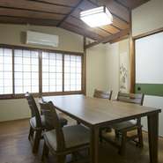 立派なカウンターで食事もいいですが、やはり大切な人をもてなす接待では個室があると心強いのも事実。2階のテーブルの個室（別途個室料）は、船底天井の床の間など落ち着いたつくりも接待向きです。