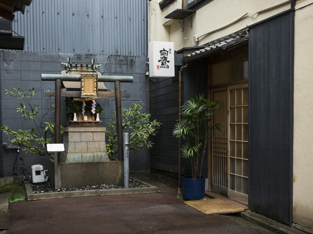 繁華街の路地裏、目の前に稲荷大明神が鎮座する隠れ家割烹