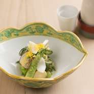 菜の花や春子シイタケ、ノカンゾウ、たらの芽、コゴミ、百合根など、10種以上の野の幸、山の幸を使い、見た目にも春を感じさせるおひたしに。合わせた鰹出汁がやさしく味をまとめ上げます。