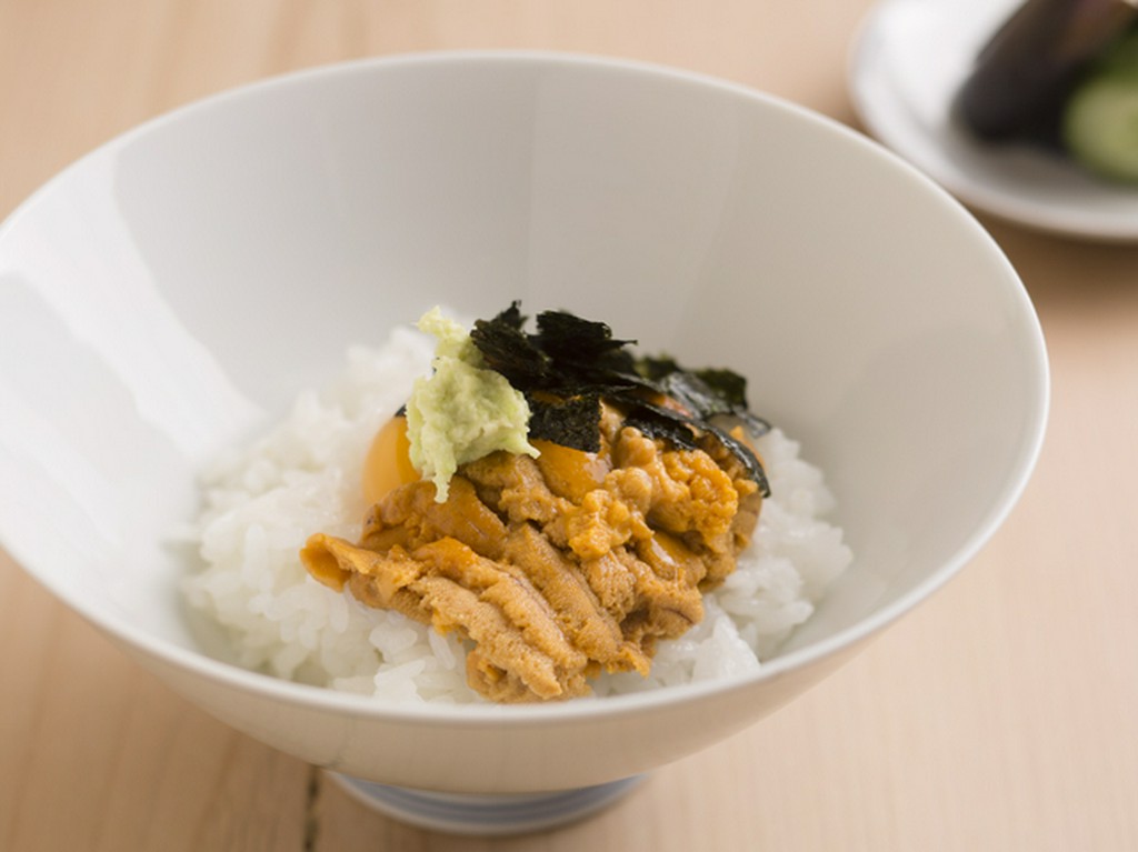 瀬戸内海に浮かぶ周防大島産のウニをのせた『うにご飯』