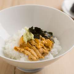 瀬戸内海に浮かぶ周防大島産のウニをのせた『うにご飯』