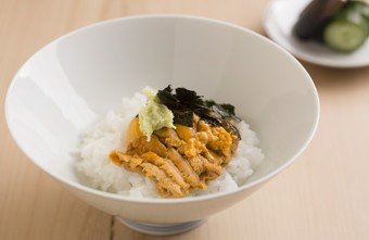 瀬戸内海に浮かぶ周防大島産のウニをのせた『うにご飯』