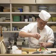 カウンター割烹ですので、お客様の食事のペースに合わせ料理を出せるように心がけます。また、お客様との距離感も近いため、メニューにない料理の要望など、ちょっとしたわがままにもできるだけ対応いたします。
