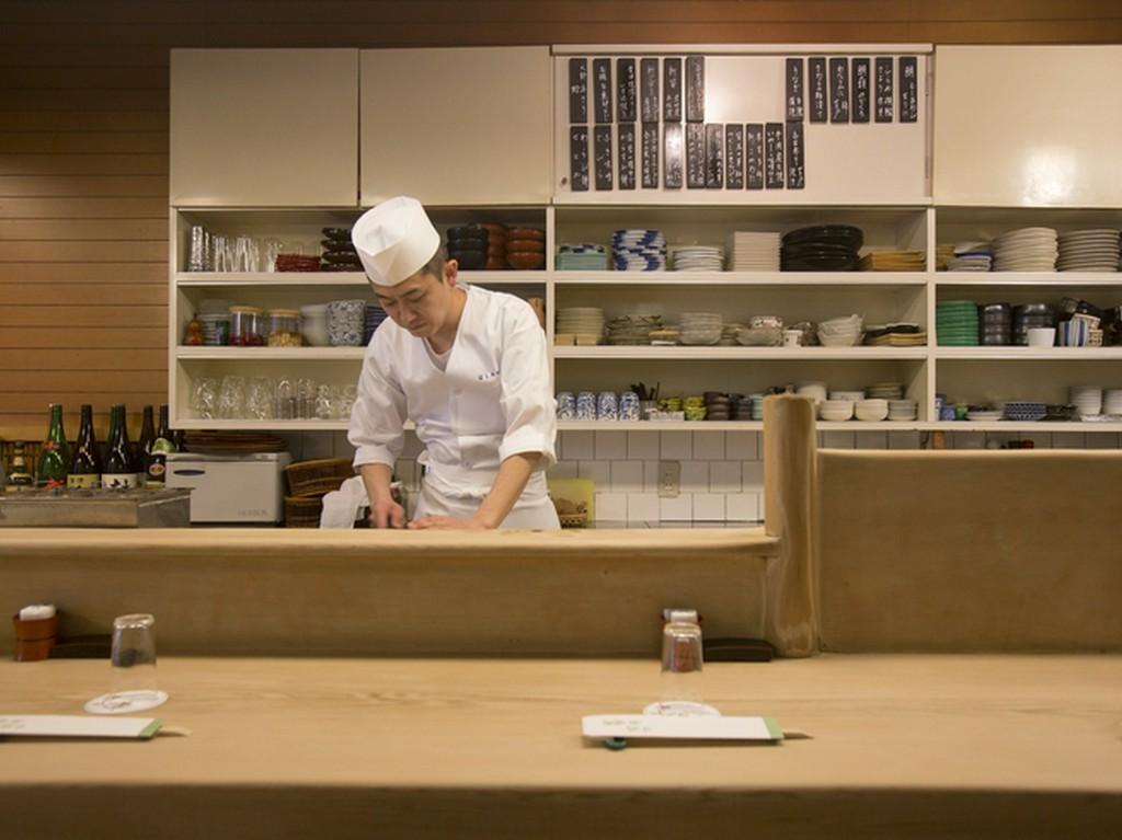 繁華街の路地裏。老舗割烹ながら気取りは不要