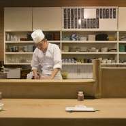 路地裏の行き詰まりというロケーションもあって店は繁華街の喧騒を感じさせない落ち着いた雰囲気。味を知る大人が集う老舗割烹とはいえ、過度な緊張感は一切ありません。美酒、美肴に酔いしれることができます。
