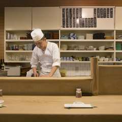 繁華街の路地裏。老舗割烹ながら気取りは不要