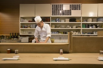 繁華街の路地裏。老舗割烹ながら気取りは不要