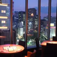 ギンザ・グラッセ10階にある【羅豚】では、銀座の夜景を望みながらの食事が楽しめます。全面ガラス窓の開放感のあるフロアも魅力的で、ロマンチックなデートに使うにはぴったりです。
