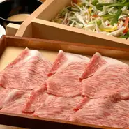 確かな腕を持った料理人の熟練の技と真心をこめて仕上げるそばつゆで食べる豚しゃぶとせいろ蒸しが、なごやかな時間を演出してくれます。