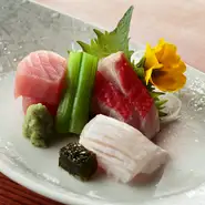 和食を長年嗜んできた、料理長こだわりの一品料理にも注目です。『お造り 三種盛り』や『明太子博多大根』など、旬の素材を積極的に使用しており、味も見た目も一流。単品とコース料理で提供しています。