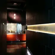 当店では、銀座の夜景を生かしたムード作りもこだわっています。内装から席の配置など隅々まで精査しており、月に数回はジャズの演奏会も開催しています。ぜひ特別なひとときをお過ごしください。