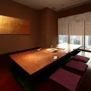 当店は、宴会利用もおすすめしております。数種類のコース料理もございますし、プライベートな時間を過ごせる個室もご用意しております。ぜひお気軽にお問い合わせください。
