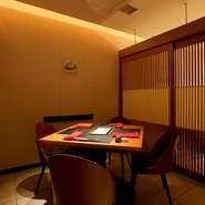 細部までこだわり誂えた店内は、国内外を問わずおもてなしの会食にふさわしい空間。料理の内容やボリュームなど趣向を凝らした会席や、銘柄の牛肉・豚肉を堪能できる『しゃぶしゃぶコース』が最適です。