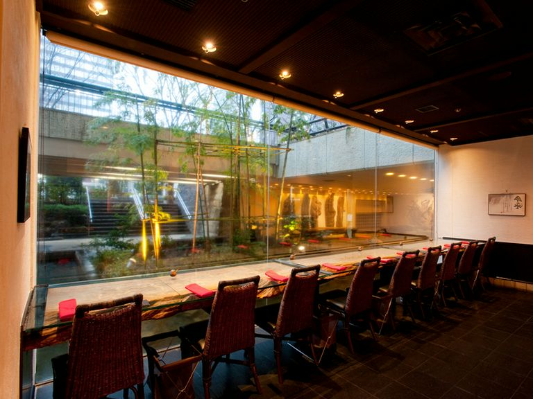 二人の時間をゆったりとくつろげる、和の趣溢れる日本料理店