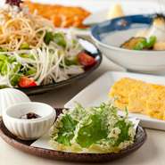 魚介、野菜、蕎麦など、いずれも季節により旬が変わってくる食材。魚は脂の乗りや身の張り具合、野菜は色味などさまざまな観点から厳しくチェックをし、存分な美味しさを引き出してくれる素材を買い付けしています。