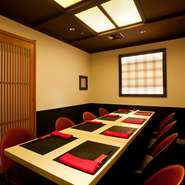 ゆったりと過ごせる落ち着いた空間は、両家の出会いを祝う会食に最適です。慶事にはなくてはならない鯛や紅白の色使いなどハレの日にふさわしいお祝い膳が、新しい門出に華をそえてくれることでしょう。