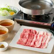 山形牛のサーロインは絶妙なサシが入り、霧島黒豚のバラ肉はとても柔らかく甘みがあるのが特徴。笹打ち葱と野菜を巻いた、ヘルシーな味わい方もおすすめです。