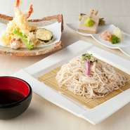 ぷりぷりとした海老とサクサクの野菜の食感や豊かな風味を楽しませてくれる逸品。たくさんの薬味を使い、天婦羅と共にお蕎麦も一緒に味わうのがおすすめです。