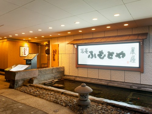 日本の建築の素晴らしさを感じさせる店構え