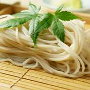 『御膳そば』とは、そばの実のより内部にある胚乳の中心部の粉を使った蕎麦の名称です。信州・戸隠のそば粉を麓屋独自の配合で、真っ白ではなく、上質でほんのりした甘みと特有の風味にコシの強さが特徴です。
