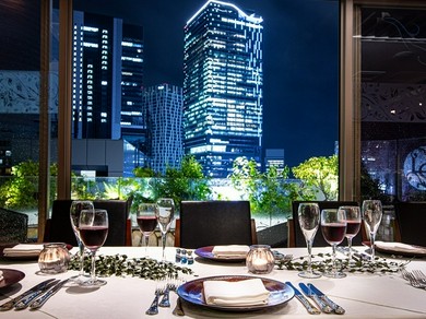 夕暮れの茜色の空から、だんだんと輝きだす街の灯り