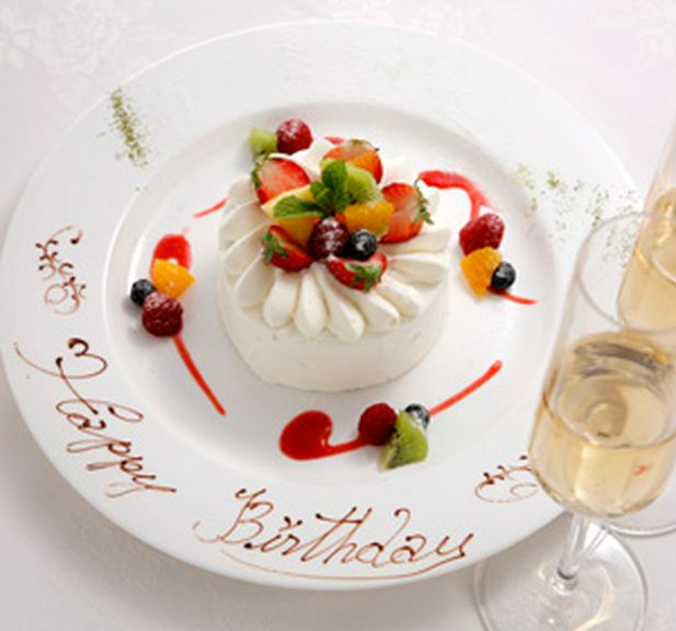 大切な人のお誕生日や、記念日にサプライズケーキを