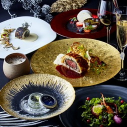 季節の食材を感じるディナーコース
繊細に織り成されたお料理とともに
幸せなひとときをお過ごしください