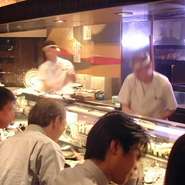 旬の美味しい魚、寿司を食べたい時に、一人でも訪れやすいお店。寿司と共に味わいたいドリンクも充実しており、全国の銘酒が揃うラインナップは、日本酒が好きな方にもおすすめします。