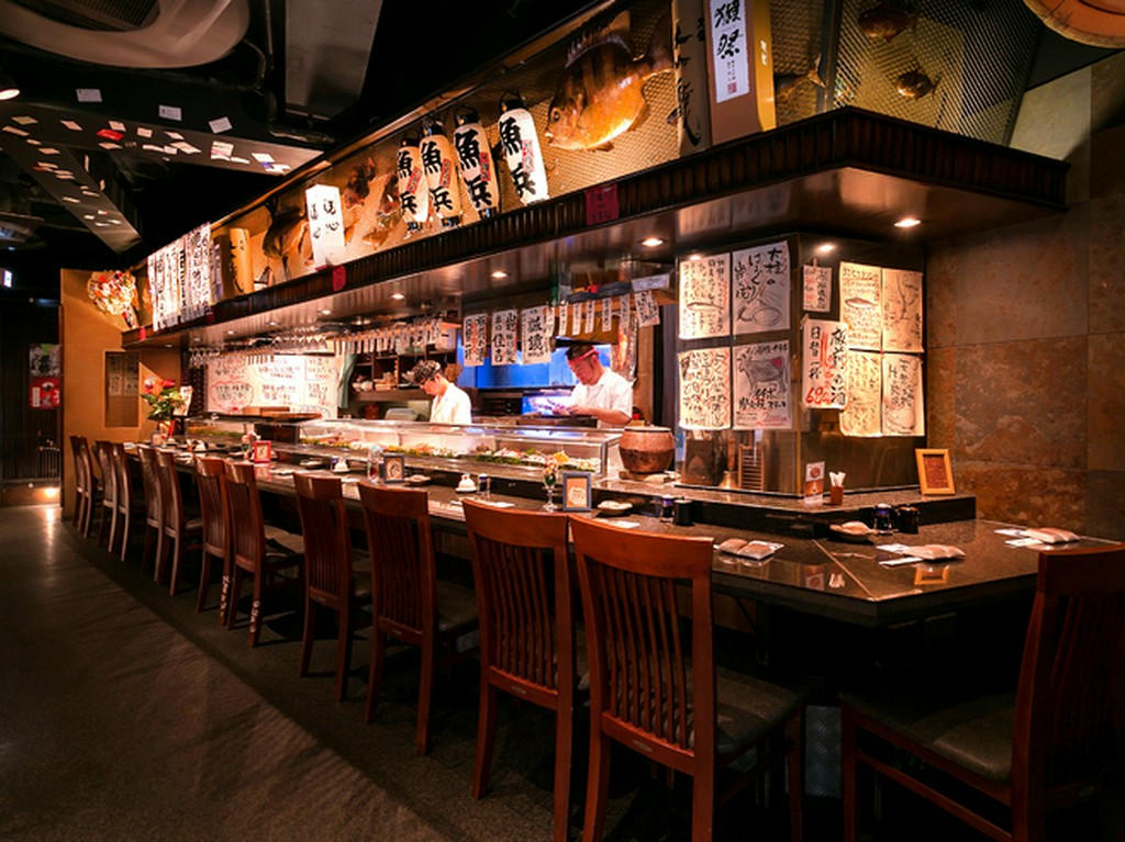 大人デートに最適。カウンター席で寿司をつまみに一献