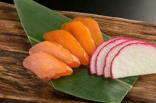 手をかけ、時間をかけて店で仕込む『からすみ』