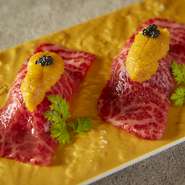 鮮度に拘った厳選赤身和牛を
ウニのせ炙り握りとしてご提供。