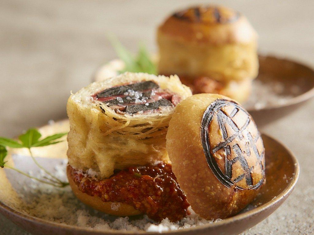 旬な野菜を使った肉料理。