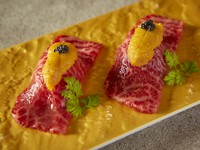 味をつけたお米を炙り寿司に包み雲丹とキャビアを共にお楽しみ下さい。