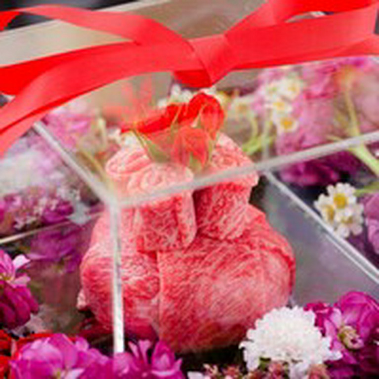 和牛を使用した特製レア肉ケーキと特大デザートプレートで記念日をお祝い。大切な人との大切なひと時を。