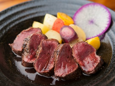 しっとりと柔らかく、まろやかな旨味『養父鹿肉のロースト』
